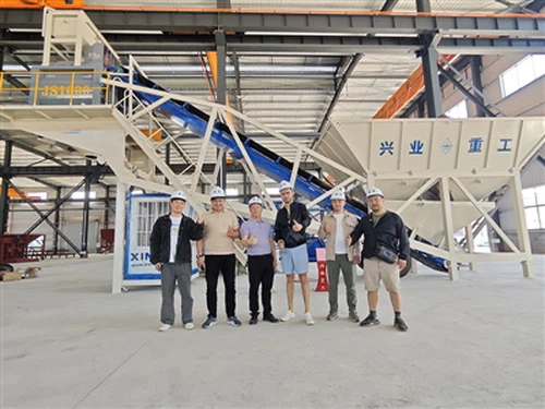 I clienti multinazionali si riuniscono per esplorare un nuovo capitolo in ing...